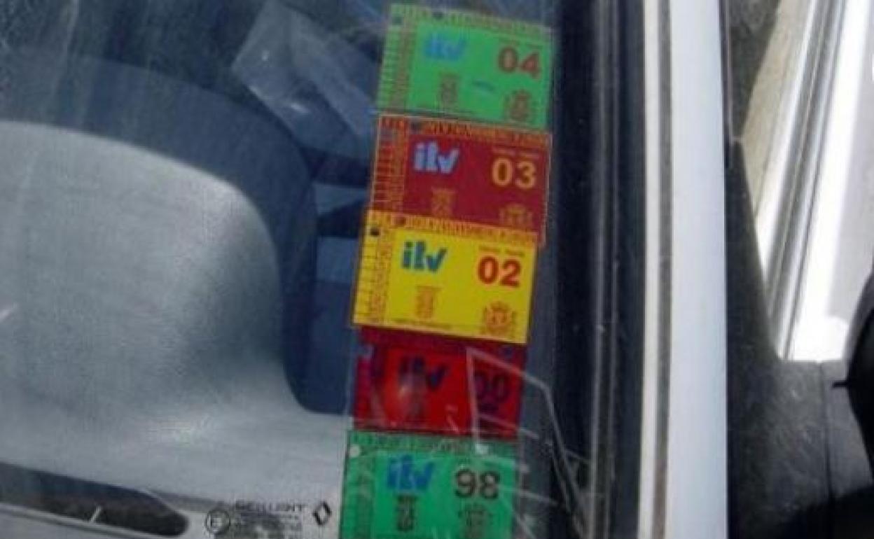 es-obligatorio-llevar-la-pegatina-de-la-itv-en-el-parabrisas-el-correo